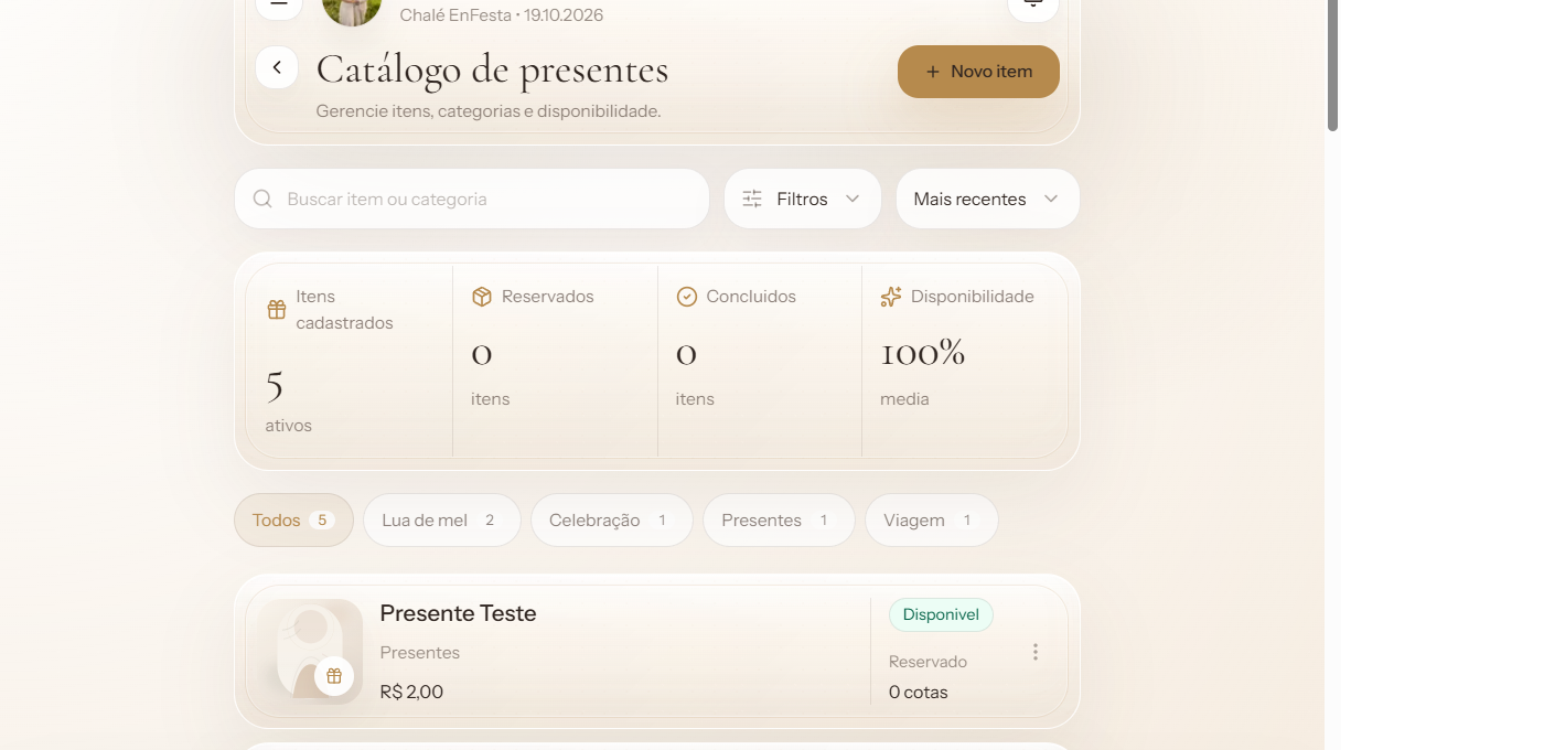 Catálogo de presentes com busca, filtros, métricas de disponibilidade e cards de itens cadastrados.